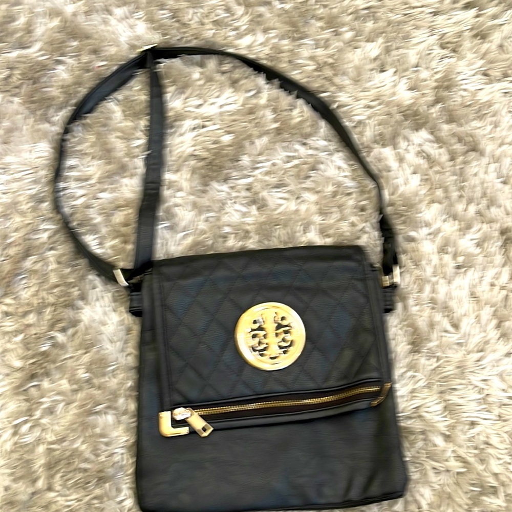 Beverly  Hikls Polo Club criss body bag